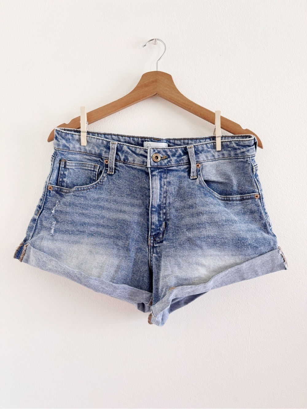 Celebrity Pink Faded Light Blue Rolled-Hem Denim Shorts size 11